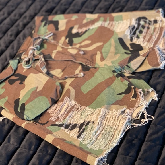 Micas Distressed Camo Print Shorts - Picture 4 of 9